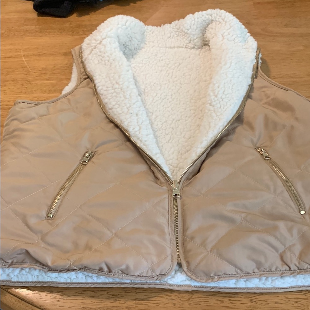 Women's White Sherpa Vest - Picture 4 of 7
